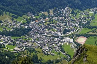 Le village de Loeche-les-Bains n'est pas connu que pour ses thermes ou son domaine skiable. Son festival international de littérature a notamment reçu cette année le Prix Culture et Economie Valais. KEYSTONE/JEAN-CHRISTOPHE BOTT